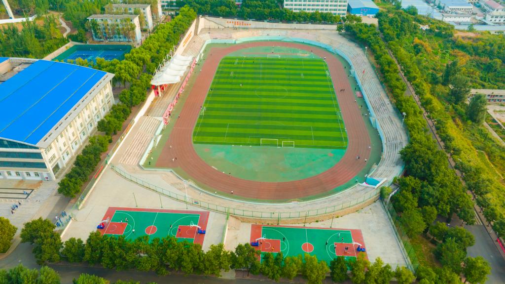 学院建筑——东体育场
