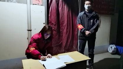 图片包含 人员, 男士, 墙壁, 站立描述已自动生成